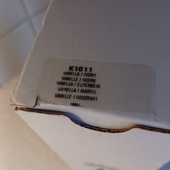 NWT PartyLite 3" x 10" Vanilla Scented Square Pillar Candle - Picture 2 of 7